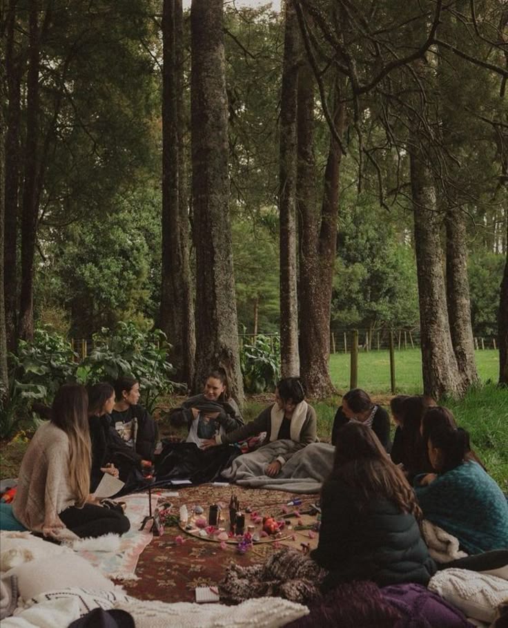 Círculo de mujeres compartiendo en el bosque