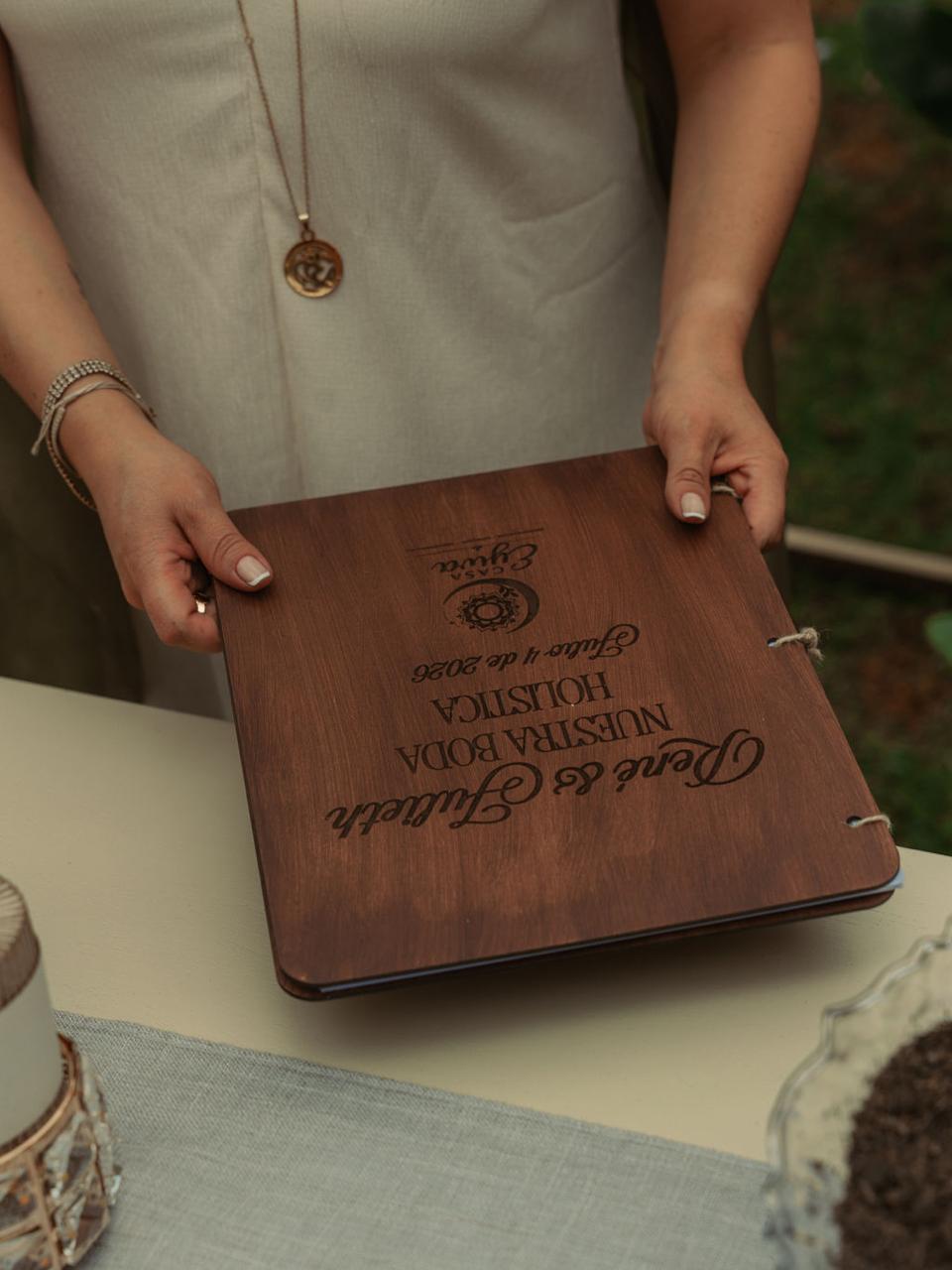Álbum ceremonial Casa Eywa entregado en una boda holística real