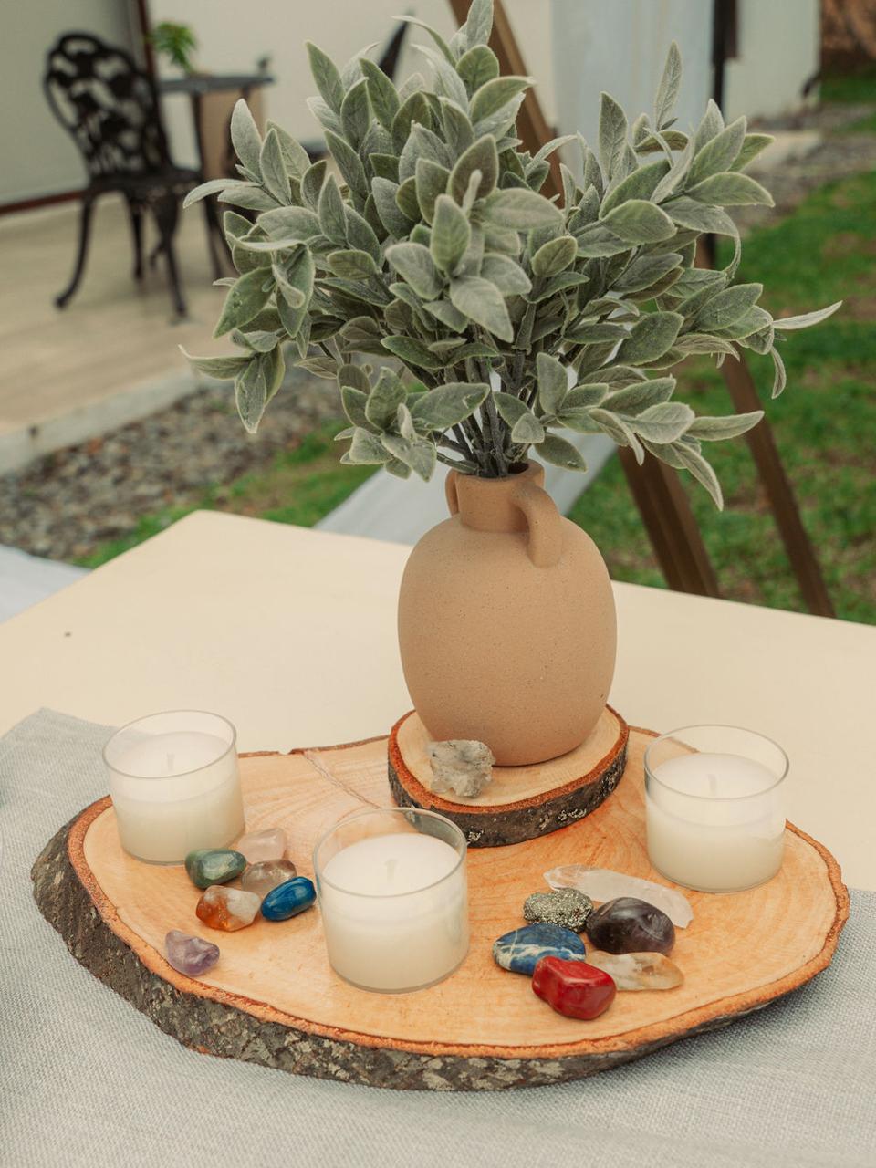 Altar con velas y cristales, ritual Casa Eywa