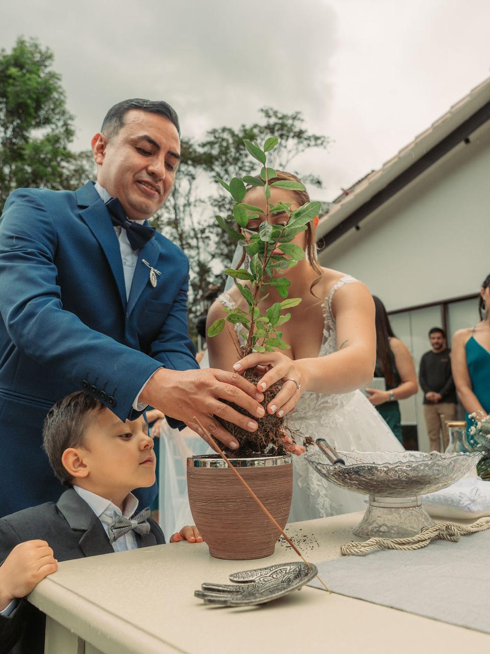 Siembra simbólica en una ceremonia Casa Eywa